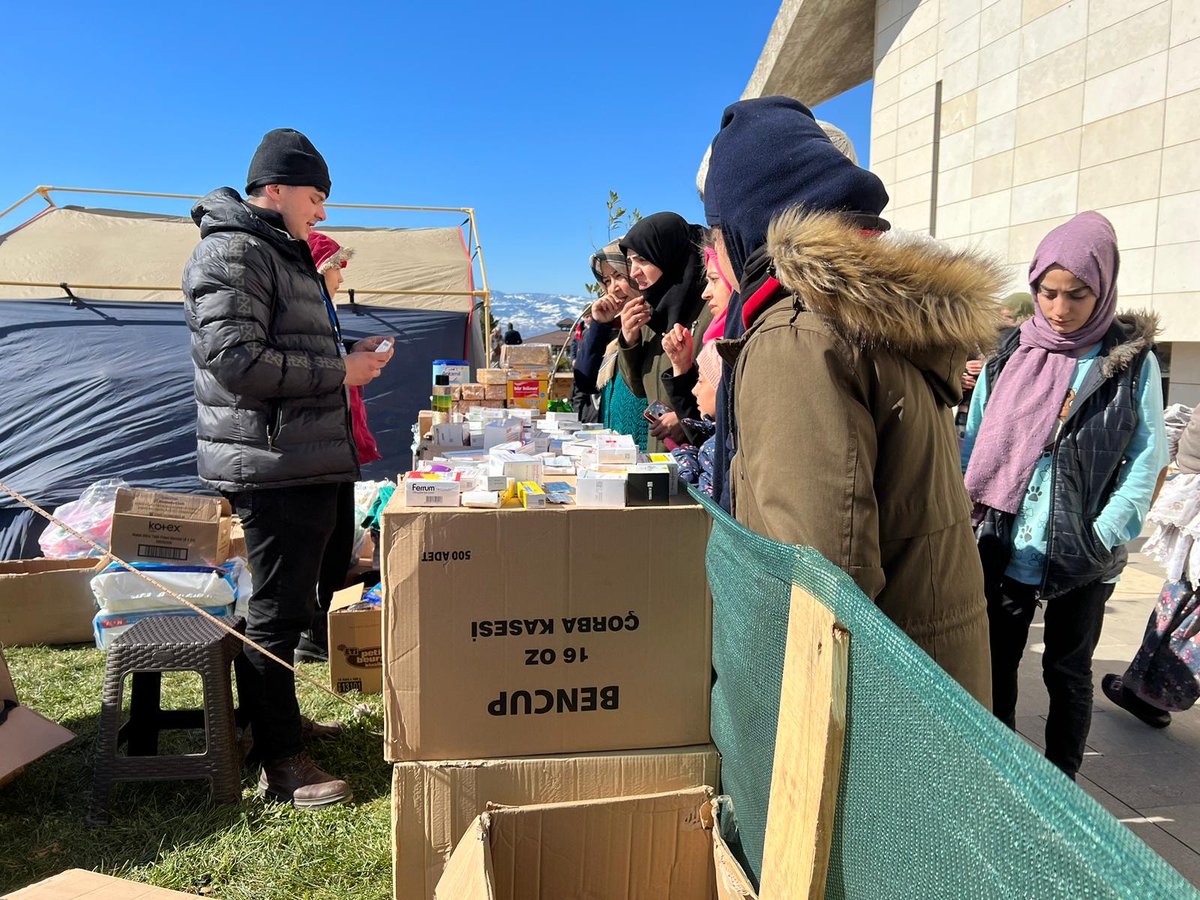 #Başakşehir Gençlik Kolları olarak Başkanımız Musa Gül riyasetinde Sakarya İl Teşkilatımızın Kahramanmaraş'ta kurduğu aşevinde vatandaşlarımızla yaralarımızı birlikte sardık.

Vefat eden vatandaşlarımıza Allah’tan rahmet, bütün depremzedelerimize acil şifalar diliyoruz.