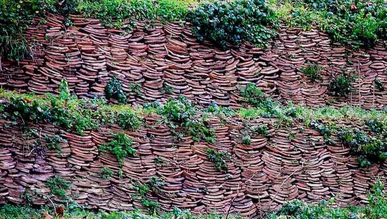 El Monte Testaccio es una colina artificial localizada muy cerca del barrio del Trastevere, en Roma. Su origen se remonta al siglo I a. C.
Está formada por 26 millones de fragmentos de ánforas que durante siglo fueron depositadas allí (+).