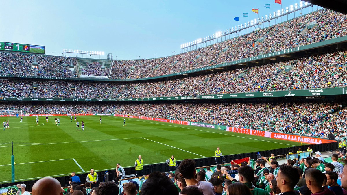 Molinista's tweet photo. ¿En qué momento hemos normalizado meter +50.000 personas en casa cada 15 días? Tan “cotidiano” como impresionante. Una jodida locura lo mires por donde lo mires. 

EL CLUB MÁS POPULAR DEL SUR DE EUROPA. https://t.co/7BVTX5JStg