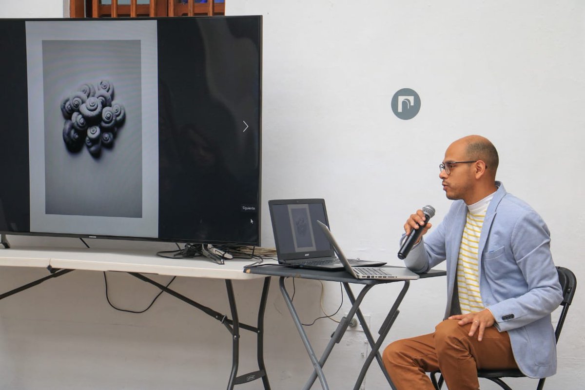 SECVERoficial's tweet photo. En la @GACXalapa, el fotógrafo David Victory platicó sobre sus proyectos artísticos y su ubicación narrativa en la fotografía contemporánea como parte de las actividades del ciclo #BienalistasEnLaGACX.

Conoce su obra en la exposición de la @BienalArteVer. https://t.co/poUiTTV0Oz