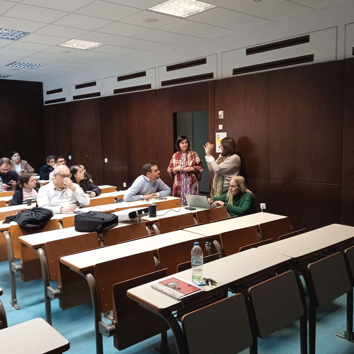 ProjectSantory's tweet image. Πρόσφατα παρουσιάστηκε στη συνάντηση του Δικτύου “Πράξη” στο ΕΚΠΑ το καινοτόμο ερευνητικό πρόγραμμα SANTORY αλλά και οι δράσεις που πραγματοποιήθηκαν στην ωκεανογραφική αποστολή με το ερευνητικό ωκεανογραφικό σκάφος JOIDES Resolution στην περιοχή του Κολούμπο! #santory #kolumbo