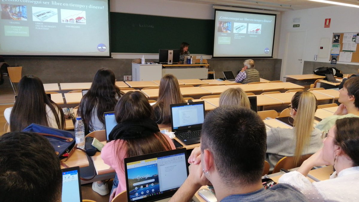 Fca_Serrano's tweet photo. HILO🧵El jueves fui a dar una charla a universidad economía de Málaga. 
Generalmente los alumnos no atienden, o se ponen con el móvil. Pedí que por favor no lo usasen en los próximos 90 minutos y que los dejasen lejos. El tema sería #dinero y que si no les interesaba podían irse. https://t.co/oiQe80SmB8