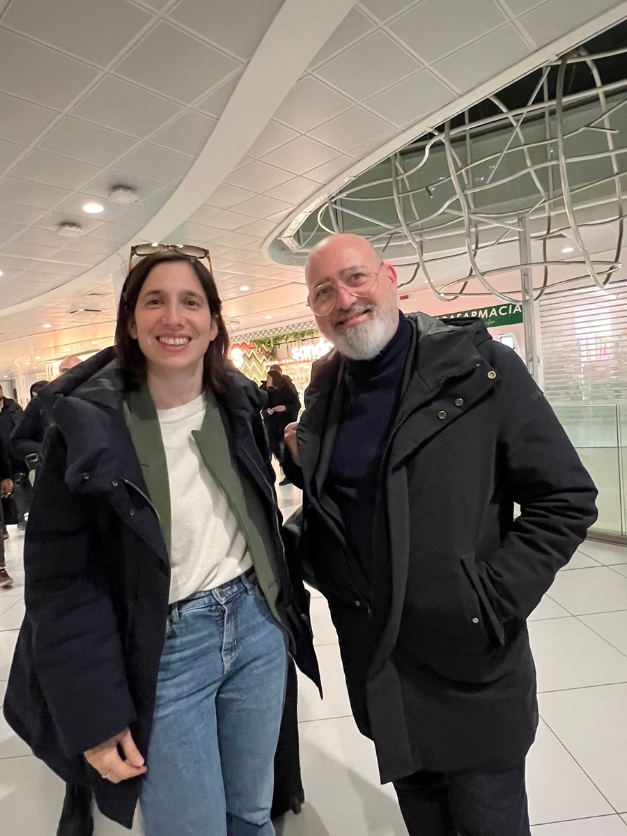 Io ed Elly facciamo la fila adesso in aeroporto, a Bari.
Voi fatela domenica prossima e venite a votarci alle primarie, per rigenerare il Pd 😀