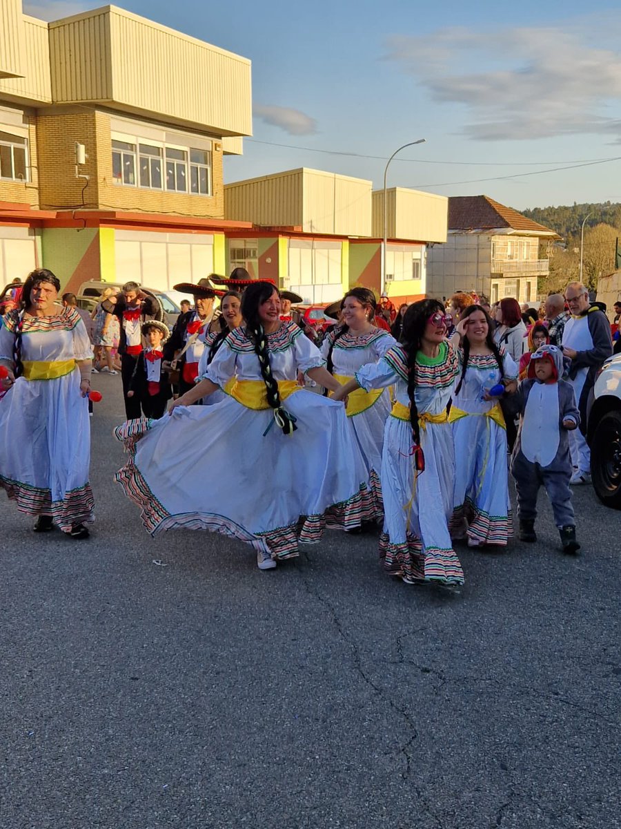 concello_oirixo's tweet photo. 🎶 A música e o baile foron a cargo do Trío Azar e finalizamos o día cunha chocolatada ao remate para repoñer forzas. ☕
Moitas gracias a todos os veciños e veciñas por participar.
#Concellosourense #concellosdeGalicia #OIrixo #carnaval #entroido https://t.co/owc2o8pNMO