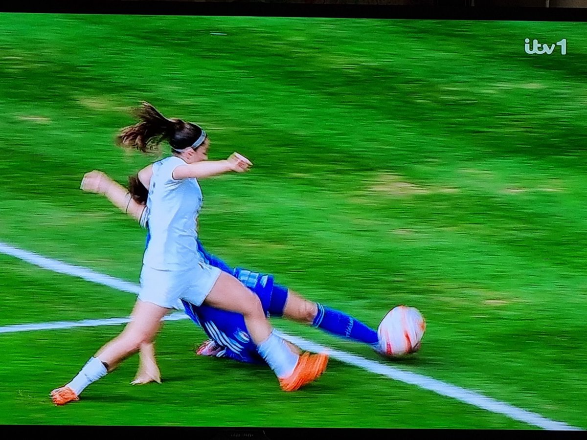 100% out of play  #ENGvITA #ENGITA #Lionesses