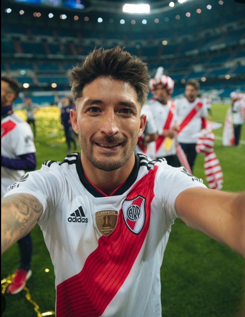 De 3, de 4, ayer al lado de Enzo Perez como doble 5. Recupero 12 pelotas, fue la figura en Tigre. 
 800 pulmones. Perfil bajo. Trabajo silencioso. 
Ah, me olvidaba: el 11 de abril cumple 35! 
Hace falta que te diga su nombre?