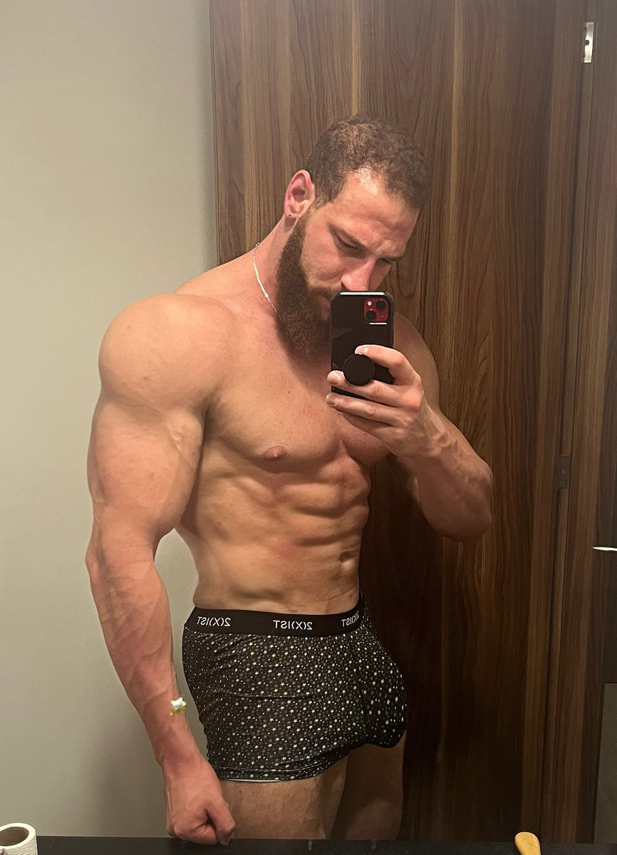 adjovitokinded1's tweet photo. Retweet if you’d like to come help me shower! #fitness https://t.co/naq2W0d3Cs