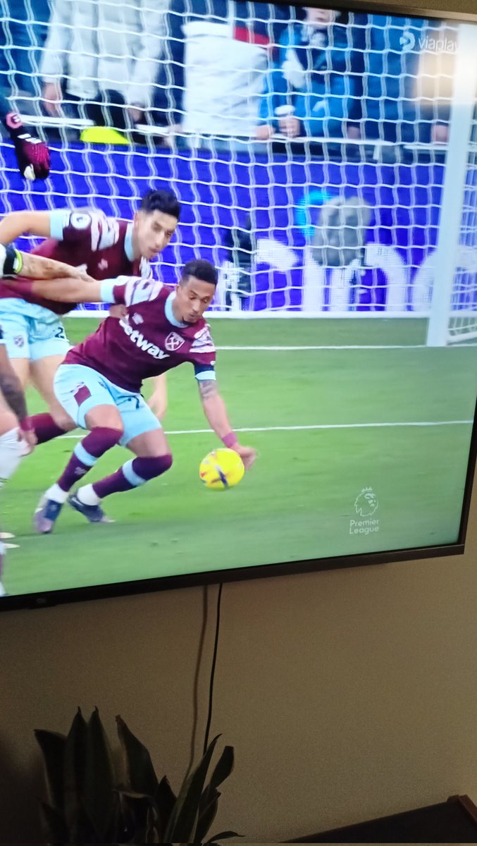 n4_biezaco's tweet photo. Not penalty 🤡
#TOTWHU #FPL #fantasypremierleague https://t.co/nvP2QajwJs