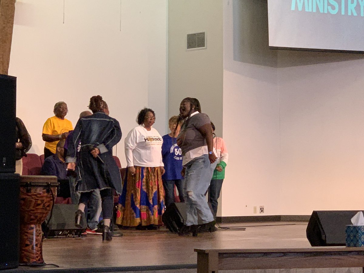 SEMtz's tweet photo. It’s time to praise at 
Church of the Disciple - United Methodist Church in DeSoto, Tx with Pastor Rev. Bryan Phelps and Congregation #CollegeDaySunday #LetsWorship #CityofDesoto @desotoisdeagles #community https://t.co/rp7R8Aa9Ee