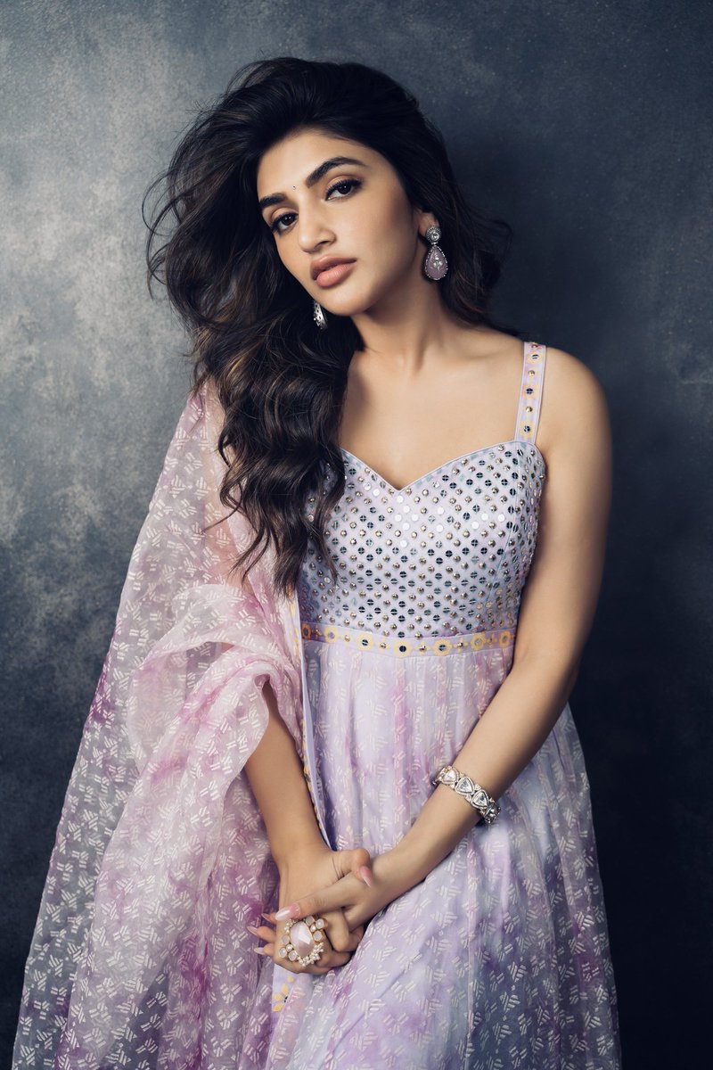 TeluguTrack's tweet photo. Gorgeous beauty @sreeleela14 😍😘
#Sreeleela https://t.co/4qoVm1fjyG