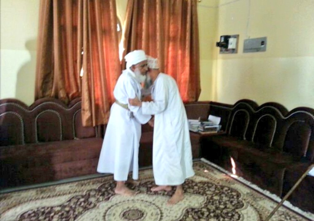 الشيخ #سالم_الراشدي يبكي قائلا لسماحة الشيخ #أحمد_الخليلي -حفظه الله- #الحمد_لله_الذي_منَّ_علينا_باللقاء 
(في أيام مرضه الأخير) فجلس سماحة الشيخ أحمد الخليلي يدعو للشيخ سالم الراشدي
رحمة الله عليه وأسكنه فسيح جناته 🤲