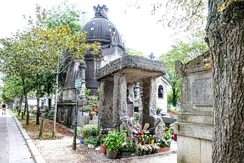 WorldKnownledge's tweet photo. Cette étrange tombe en forme de dolmen est la tombe d'Allan Kardec. 

Il est possible que vous l'ayez déjà vu, car elle se trouve au cimetière du Père-Lachaise. 

Cette dernière est considérée comme l'une des tombes les plus fleuries du cimetière, et cela est dû à une légende. https://t.co/2CHaMuToYe