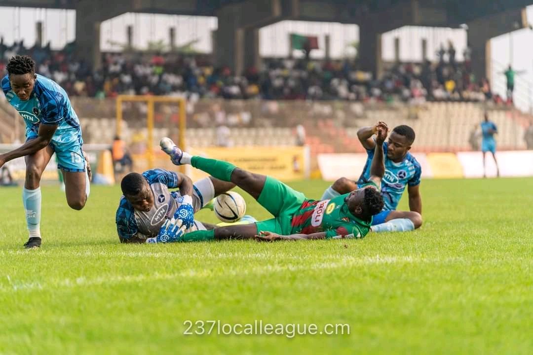 237localleague1's tweet photo. This match is a battle but as it is driving to an end Canon maintains it lead 2- 0 vs avion academy
@Song_Officiel_4 @FecafootOfficie @DeshnicN @el12del17 @EyangoPriso @TitiNdema @Canon_Yde https://t.co/byLicAkqNX