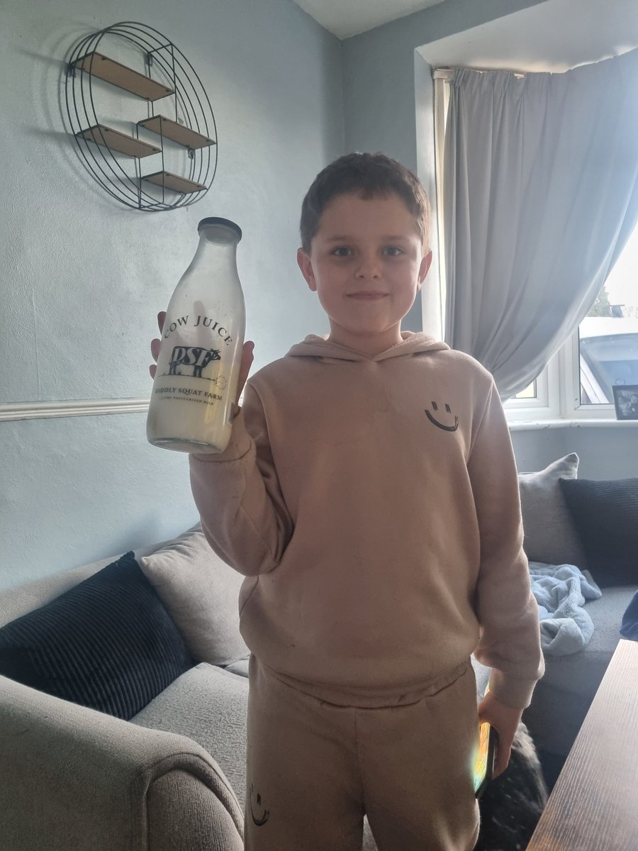 hoyboy1981's tweet photo. @JeremyClarkson Rocco loves the cow juice 🐄 https://t.co/ShX4wmvBZZ
