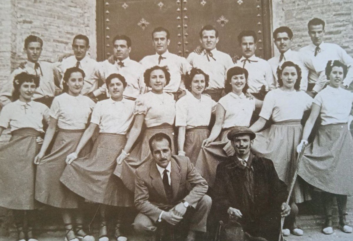 el_farlandu's tweet photo. Carnaval, temps de Gitanes! Al nostre poble hi ha constància d'aquesta dansa tradicional típicament vallesana des del 1885, encara que les populars colles ja haurien existit abans.

Picarols, castanyoles, set vetes i Diablots. 138 anys del Ball de Gitanes a #Parets!🥳 https://t.co/ImV4yTZxq0