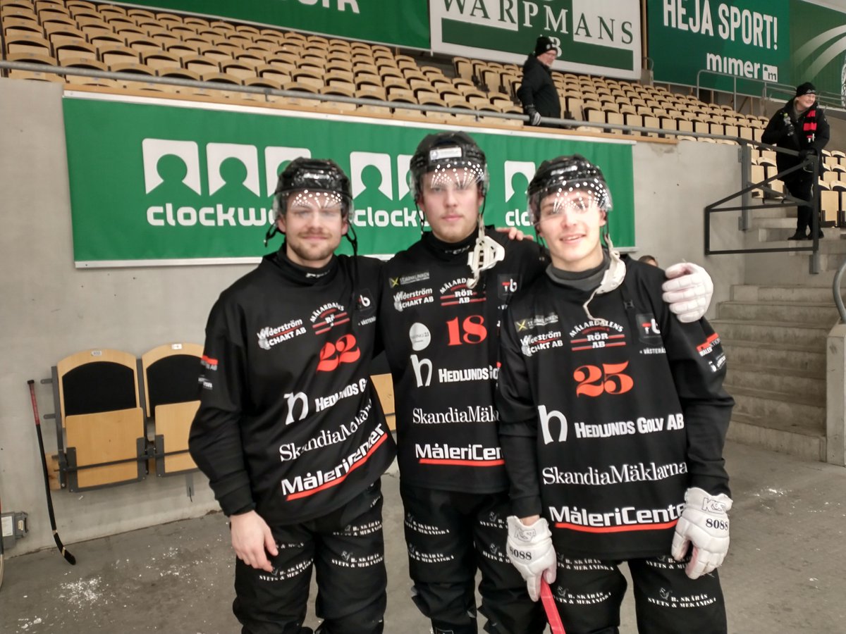 Bandyallsvensk's tweet photo. Glädjen stor hos @TBVasteras som besegrade @ifkrattv1k med uddamålet 4-3 på hemmais efter en rysare🏟️ Nu har det unga västeråslaget satt sig i en drömposition med avgörandet i egna händer om kvalplats. Anton Hellmyrs, Viktor Hammer och Rasmus Fridolfsson X2 målskyttar. 
#svbandy https://t.co/7vdPLLUZKG