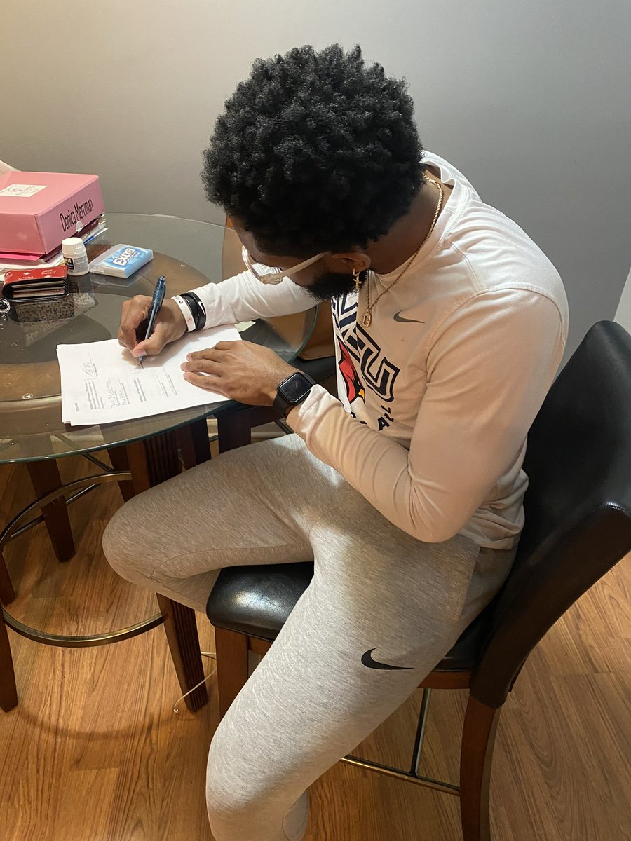 SplashUnited3's tweet photo. Congrats to Dayton, Ohio’s very own Darnell Hoskins Jr. on signing his PRO contract to play in Perth, Australia! 🇦🇺 

@DHoskins105 @SVSU_MBB #SplashUnited https://t.co/0qyrIlXFf8