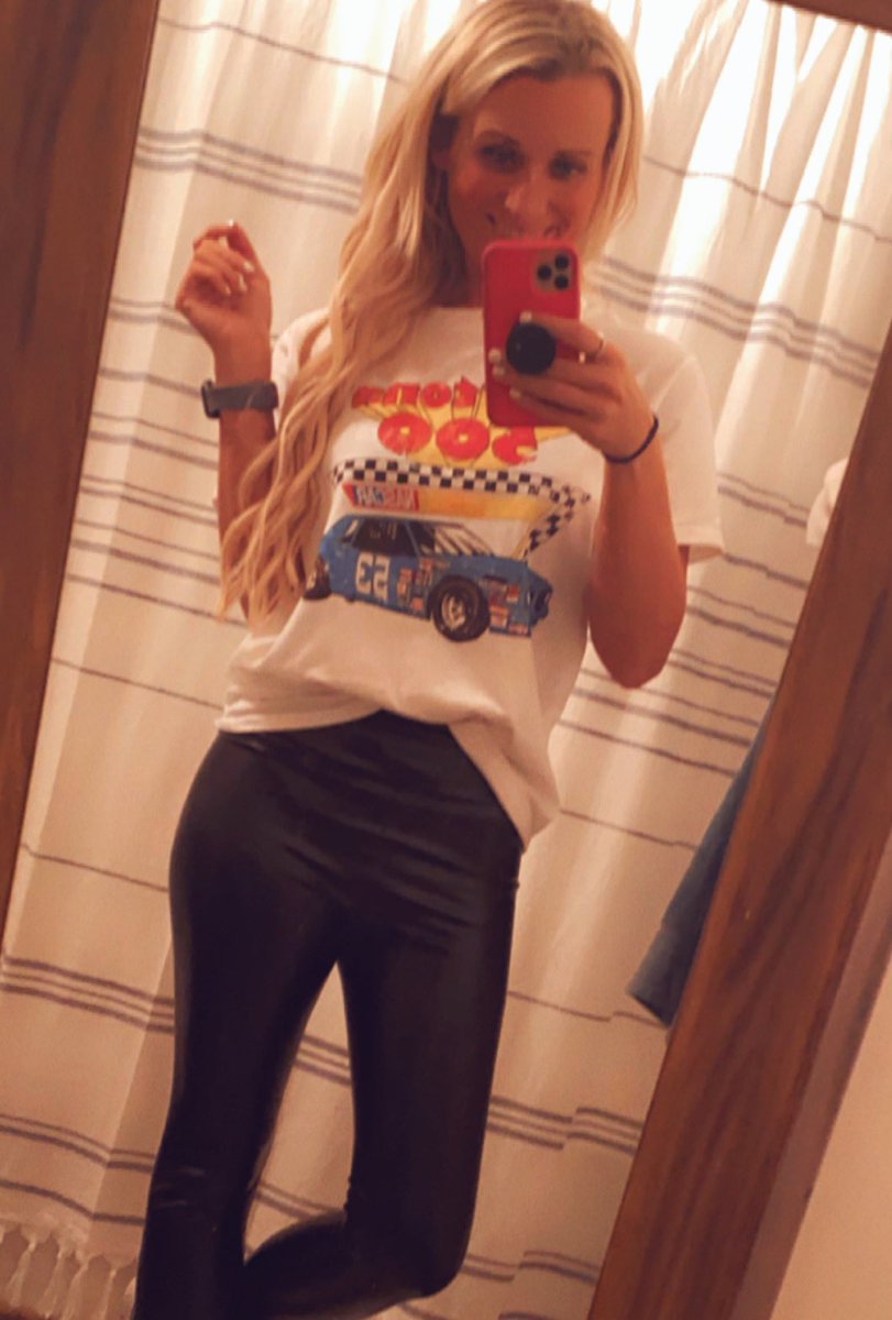 suzyljohnson's tweet photo. Happy Daytona 500 day! 💙 https://t.co/y7aIk1EOfX
