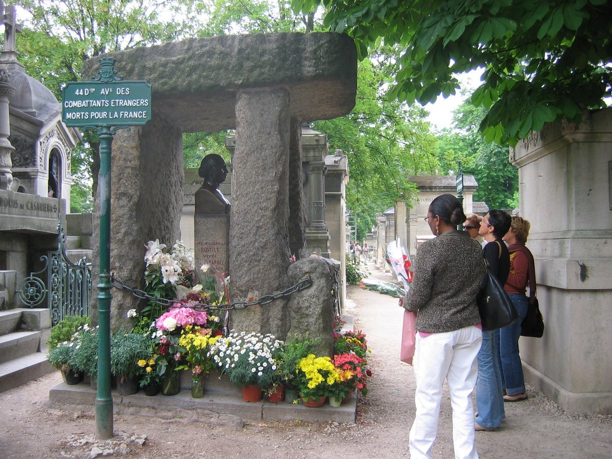WorldKnownledge's tweet photo. Cette étrange tombe en forme de dolmen est la tombe d'Allan Kardec. 

Il est possible que vous l'ayez déjà vu, car elle se trouve au cimetière du Père-Lachaise. 

Cette dernière est considérée comme l'une des tombes les plus fleuries du cimetière, et cela est dû à une légende. https://t.co/2CHaMuToYe