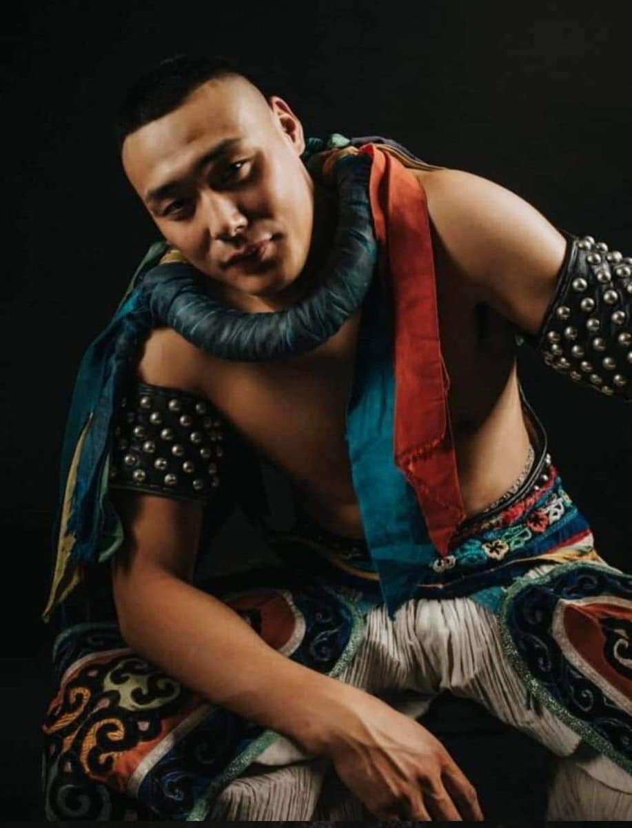 Энэ хүн ахиж Монголд ирж барилдахгүй л болов уу бусад нь ч мөн адил!.
Нутгийнх нь цолыг үндэслэн бага цолтой бөхчүүдээс амлуулж барилдуулах ёстой байсан!. Ар Монголчуудаа хүндэтгэх ёс суртахуун, өв ухаан бидэнд болоод тэдэнд түйч алга харамсалтай.