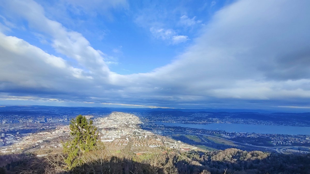 gentlelaura's tweet photo. 360° #Uetliberg ⛰️ #Zurich https://t.co/lnDIIVoViG