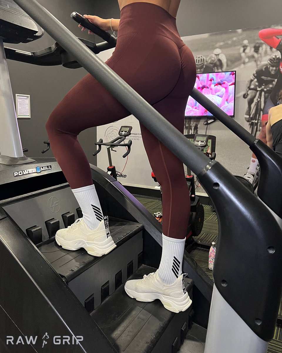 raw_grip_'s tweet photo. Restock coming soon ☑️
Don’t miss out ⬜️⬛️
!DM to reserve your order!
#physique #coreblast #readytoship #fitnessfirst #virginactive #toesocks #mindmatter #pilatesthailand #safety #privatepilates #calzegrip #raquetclub #stayfit #workout #footballboots #grippysocks #stairmaster https://t.co/eDje8BAeKL