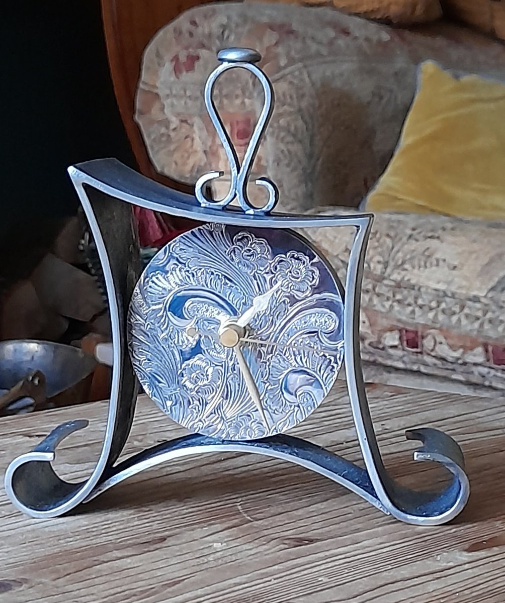 A mantel clock with jaunty curves inspired by a carriage and a curly handle inspired by a traditional carriage clock. Victorian scroll pattern on clock face & fitted with gold hands.
#clocks #pewter #sheffieldmade #quirkymetalssheffield #handmade #carriageclock #giftideas