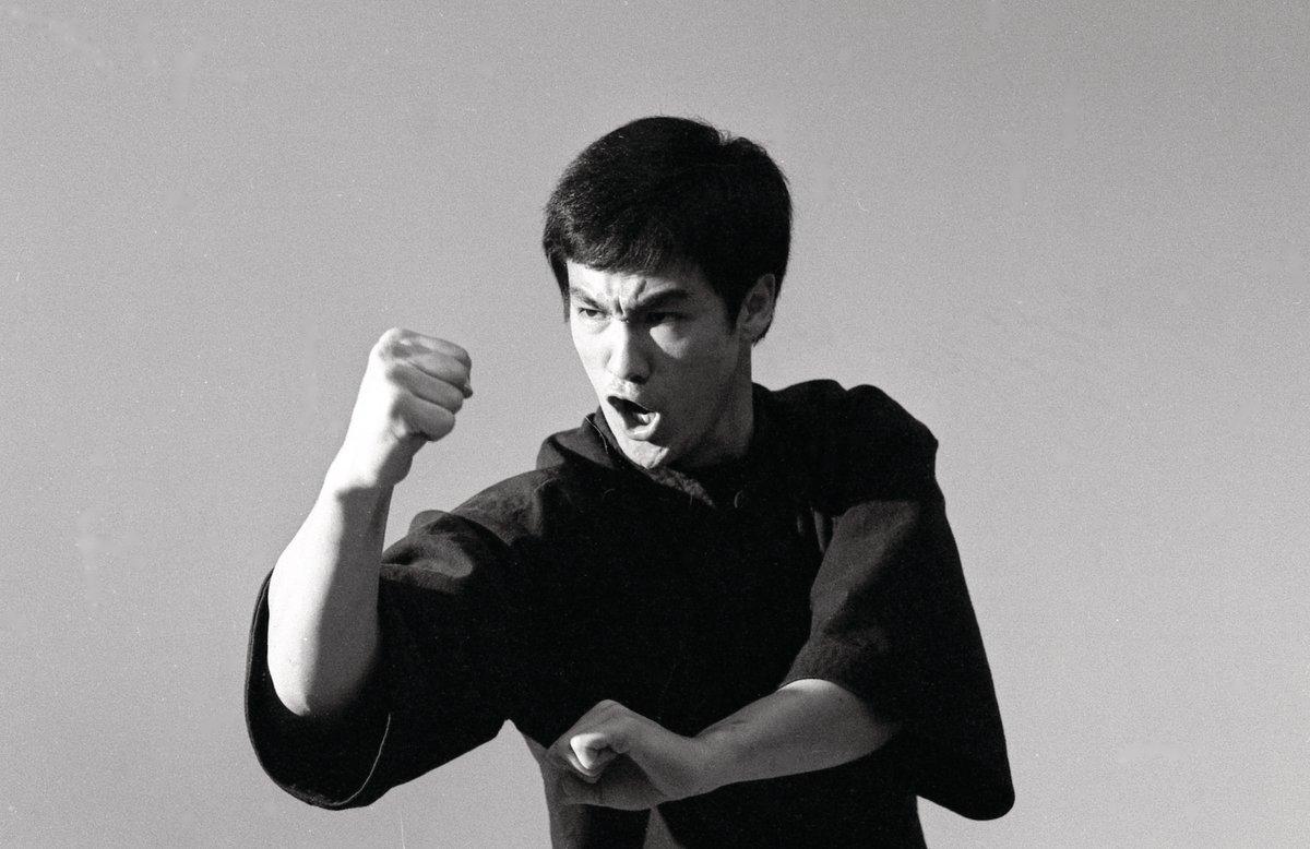 brucelee's tweet image. Save 30% or more on @rootsoffight t-shirts, jackets, and more while you can.  Sale ends tonight!  Shop here 👉  bit.ly/3Id6Ihr

#BruceLee #BLStore #RootsofFight #onsale #sale