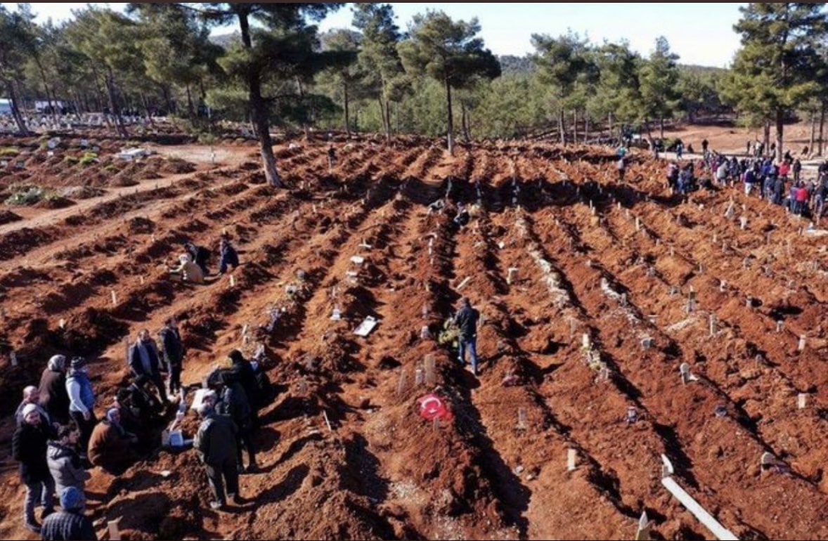alevguney1's tweet photo. Müteahhitler, kolon kesenler, göz yumanlar bu görüntüye iyi bakın.Elinizde halkın kanı var #kimsesiz https://t.co/mjbfJmh9Wo