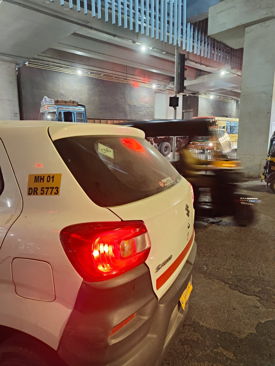 Uber with a broken number plate at Dahisar west. How do such vehicles get away? So many bikes and cars on the road with no number plates or broken ones or fancy ones <a href="/MTPHereToHelp/">Mumbai Traffic Police</a> <a href="/Uber/">Uber</a>