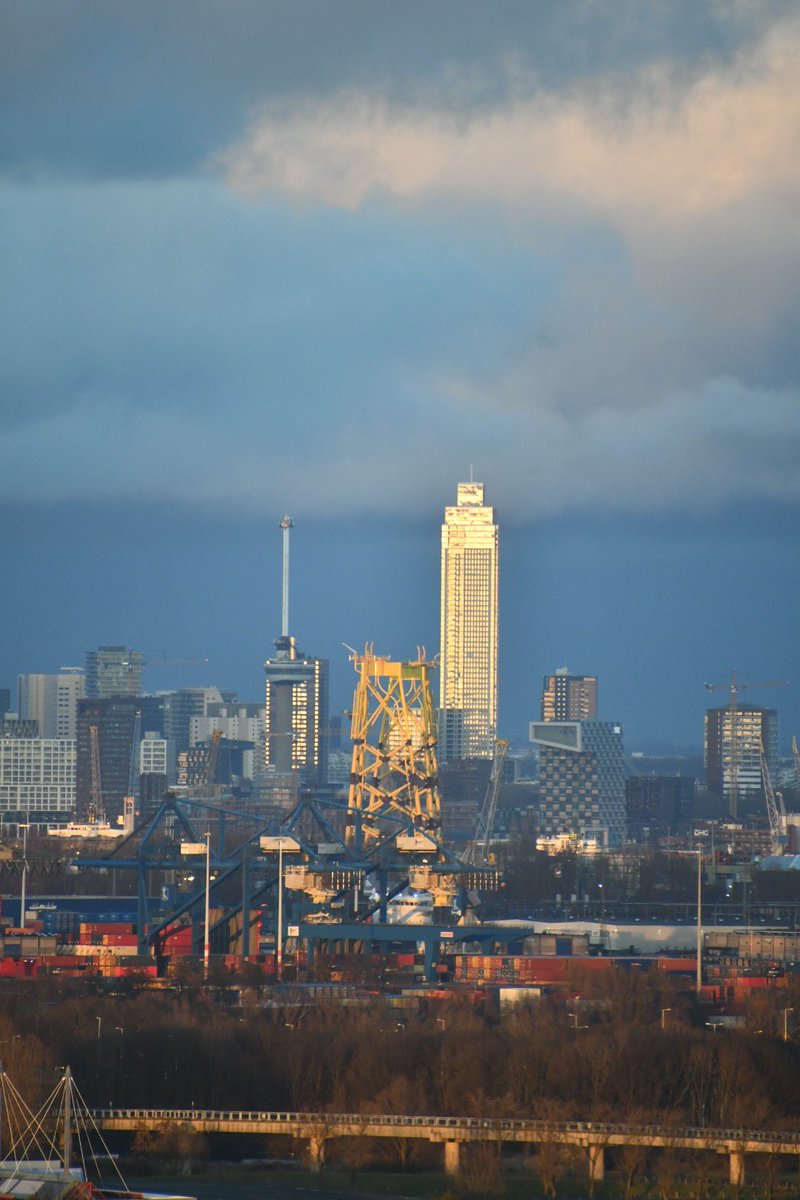 Wat is het mooi helder aan het eind van de middag/begin avond. Zicht op #Rotterdam #Waalhaven <a href="/DeZalmhaven/">De Zalmhaven</a>.