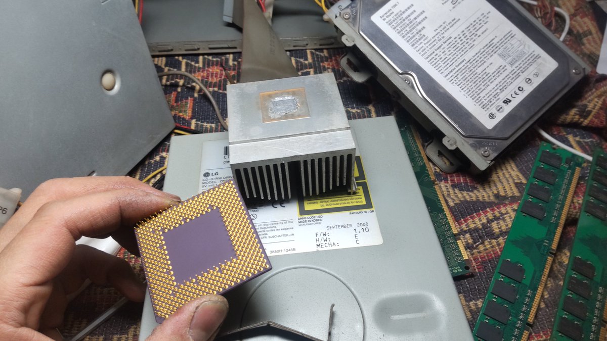 care_crisis's tweet photo. PCは2,3度直って
少しの間調子良かったけど
テストを兼ねて
久々に伝説のフリゲ“レディパール”で遊んでたら
また壊れて
もう駄目かもしれない
コレが直ったら凄い
我想う.
PC不調の原因はほぼメモリ.
あと,
何億通りの帯電放電の可能性を行えば直る,思う
#コンパック/#Compaq/#プレサリオ/#Presario https://t.co/Z0osqy0LuD