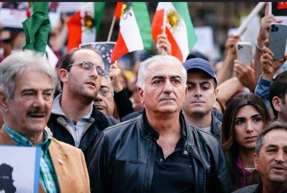 من هیچکس رو شایسته تر از شاهزاده رضا برای پادشاهی نمیبینم. اصلا نمیتونم نهاد پادشاهی رو بدون ایشون تصور کنم و قطعا تا سقوط ج.ا از ایشون حمایت میکنم. ولی خب بعدش دیگه تصمیم با خودشونه. امیدوارم ولیعهد جایگاه تاریخی خودشون و وطن پرستان رو بخاطر مشتی چپول رها نکنن...
#من_وکالت_میدهم