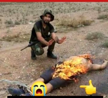 knlhsynwry2's tweet photo. مسلمان مظلوم افغان د اور په لمبو کې پروت او يو بې ضميره ورسره يادګاري عکس.     له هغه خلکو مننه چې له داسی وحشيانو یې خلاص کړو. https://t.co/H1nj7wp1T7