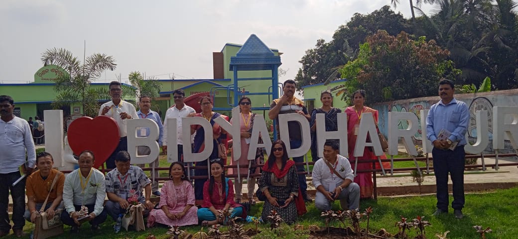 mopr_goi's tweet image. During concluding day of 3- Days #NationalWorkshop on #LSDGs in #GPs through Adopting Thematic Approaches, participants of different States visited Anganwadi, #GramPanchayat office, Library and wellness center of Bidyadharpur GP, Satyabadi Block, Puri District, #Odisha.