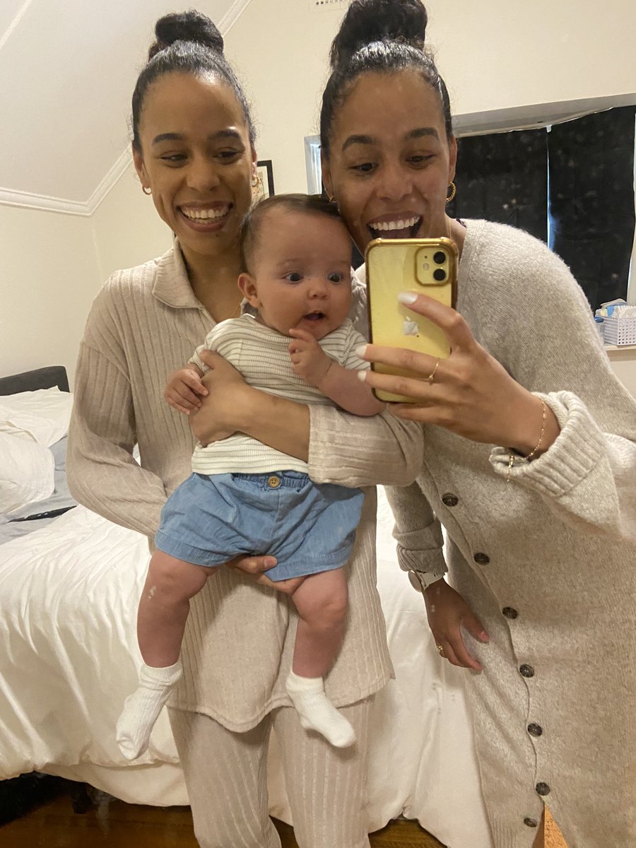 DAHMOEE's tweet photo. Heart is full 💗Titi Ryy gets to meet her baby niece and I get to see my twin after 3 super long years https://t.co/eCnuvEbyGe