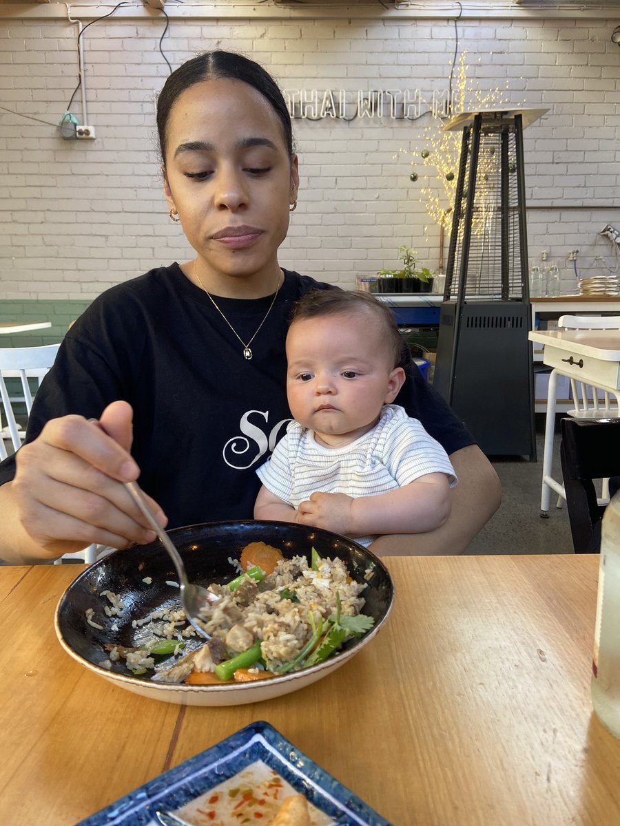 DAHMOEE's tweet photo. Heart is full 💗Titi Ryy gets to meet her baby niece and I get to see my twin after 3 super long years https://t.co/eCnuvEbyGe