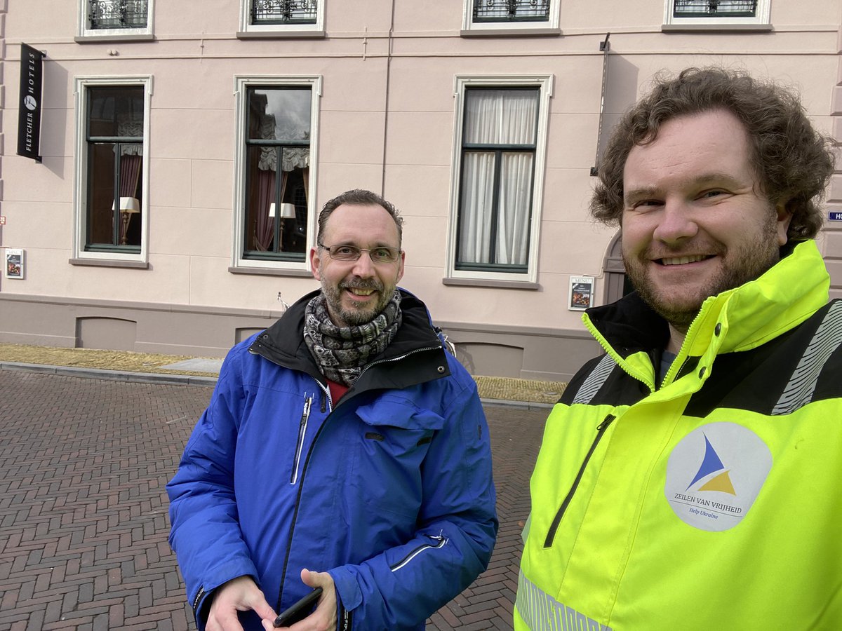 zeilen_vrijheid's tweet photo. Last spring, our ambulance from convoy 3 broke half-way and had to be repaired in the middle of 🇩🇪. Luckily, our drivers found food and shelter at a local Esperanto center. And today, we have occasionally met with a then-host in Leeuwarden. The world is an interesting place. https://t.co/5HnKEZVMhy