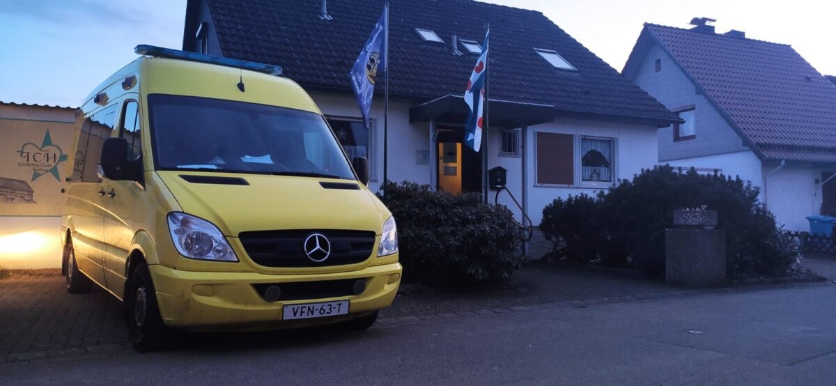zeilen_vrijheid's tweet photo. Last spring, our ambulance from convoy 3 broke half-way and had to be repaired in the middle of 🇩🇪. Luckily, our drivers found food and shelter at a local Esperanto center. And today, we have occasionally met with a then-host in Leeuwarden. The world is an interesting place. https://t.co/5HnKEZVMhy