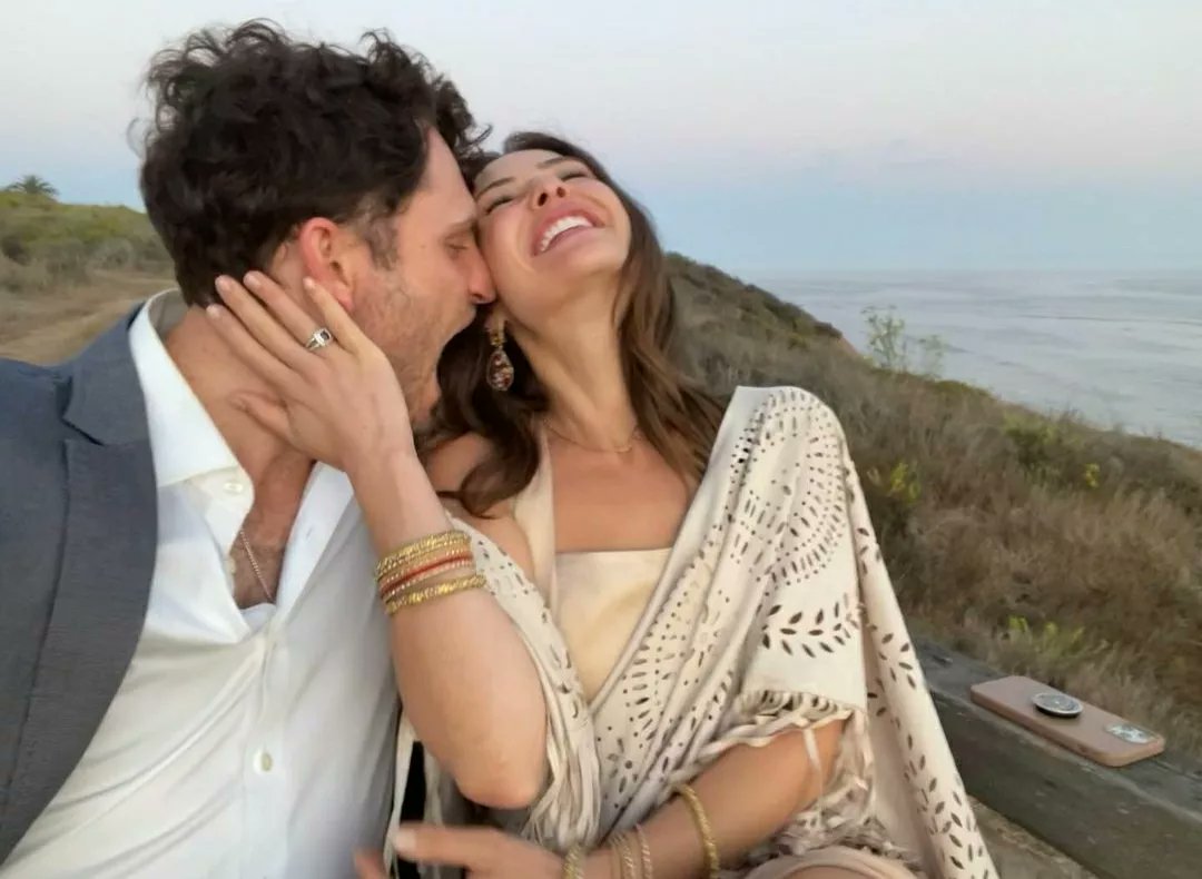 Conielle_'s tweet photo. Also i know it wasn't always easy since their jobs sometimes kept them apart for months but i'm very proud they always managed to prioritize each other &amp; their relationship ♥️♥️
I really hope they will always be as happy as they are now 💕 https://t.co/YR4hGQgn7B