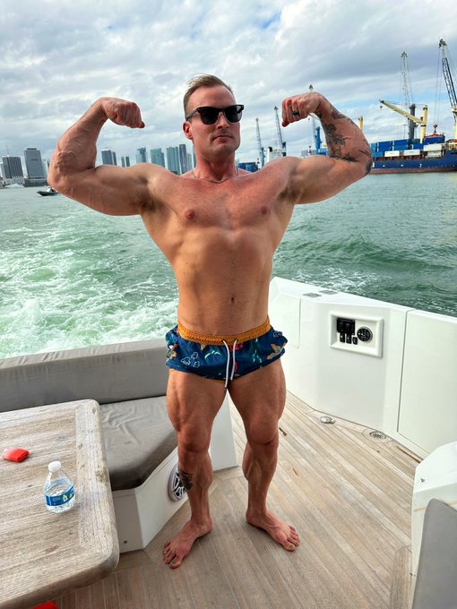 How could I not get a flex in on the yacht? https://t.co/5NppODia2P