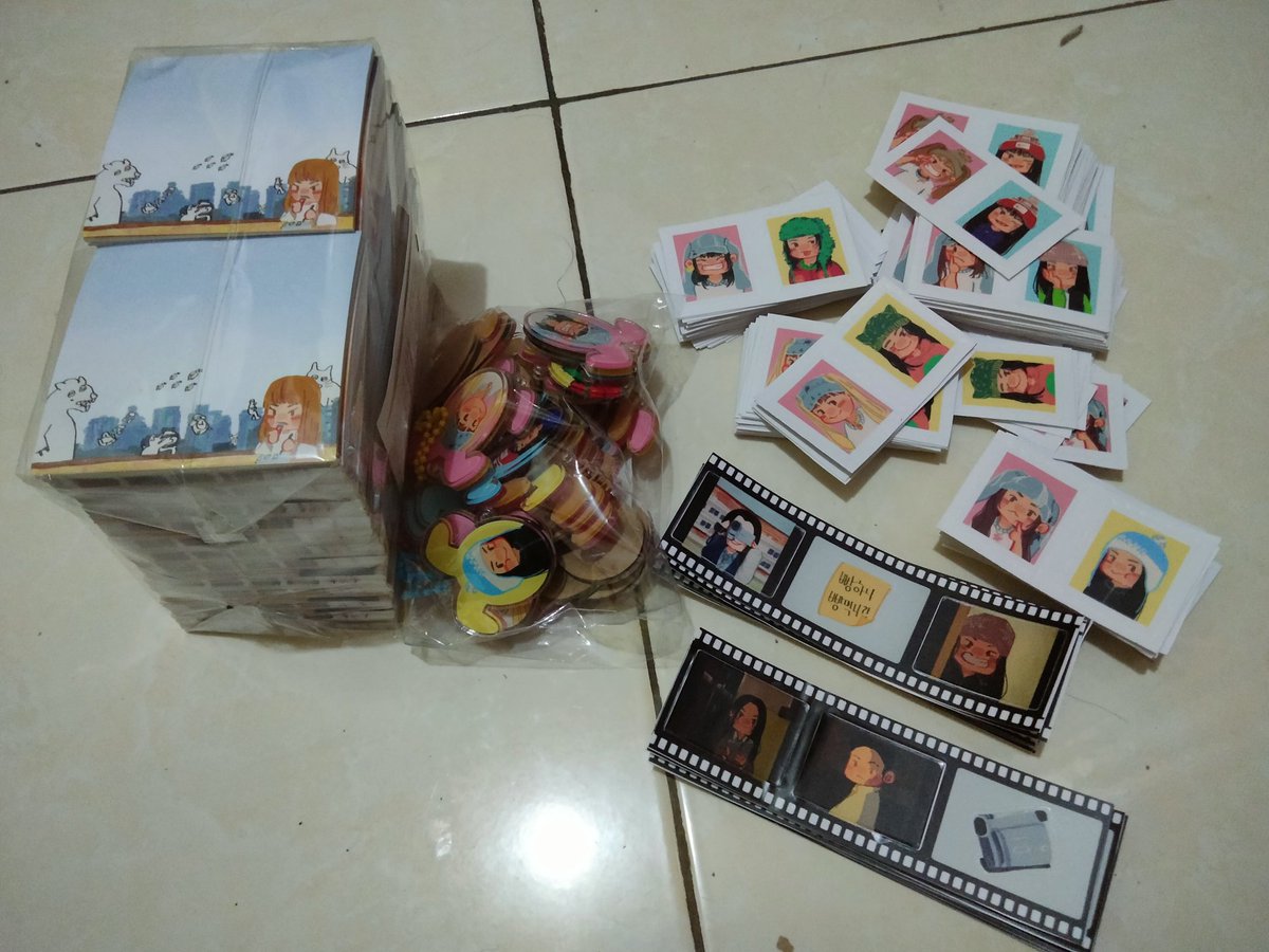 menomonoid's tweet photo. Beres juga akhirnya motongin stiker 2 meteran :") 
(yg gaada di foto udh disimpen)

Update jg acrylic ballchain sama notes udh ada tinggal pasang ballchain + lem notes 😬 https://t.co/YXdzm2aq8e