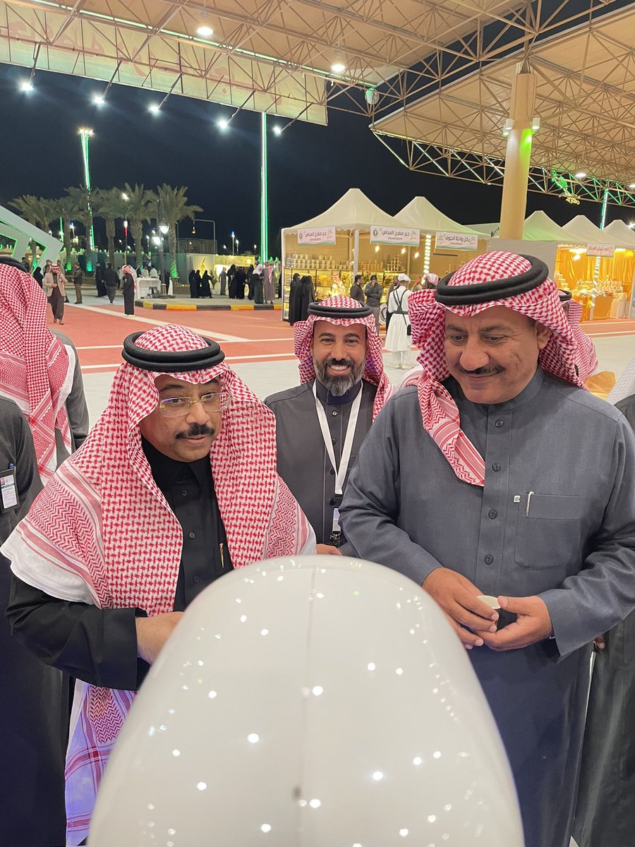 محافظ دومة الجندل وامين منطقة الجوف ورئيس بلدية دومة الجندل 
اثناء تفقدهم سير العمل في مدينة التمور

#مهرجان_تمور_الجوف_التاسع