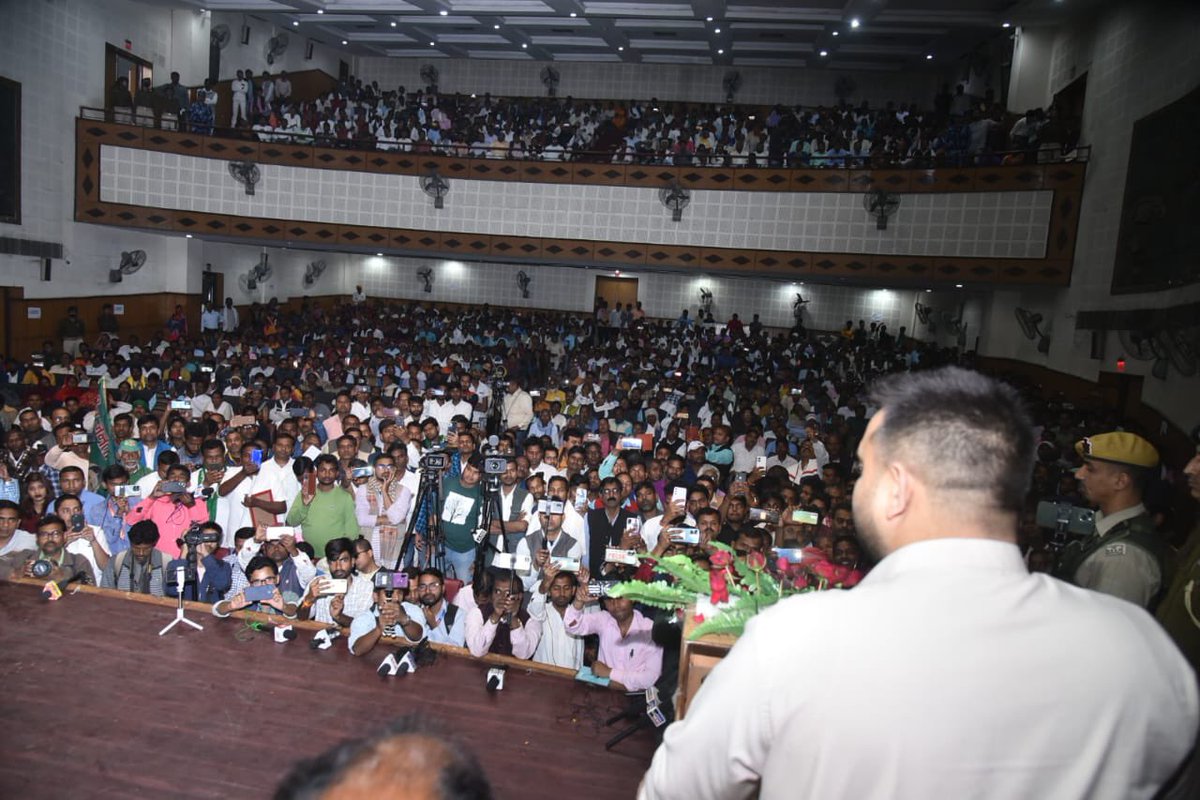yadavtejashwi's tweet photo. आज संत शिरोमणि गुरु रविदास जी जयंती समारोह में सम्मिलित हुआ।

कृष्ण,करीम,राम,हरि,राघव, जब लग एक न पेखा
वेद कतेब कुरान, पुरानन, सहज एक नहिं देखा।।

जाति/धर्म के नाम पर RSS व BJP द्वारा फैलाई जा ही नफरत और हिंसा के इस दौर में गुरु रविदास की शिक्षाओं को आत्मसात करने की आवश्यकता है। https://t.co/FthUlU82ui