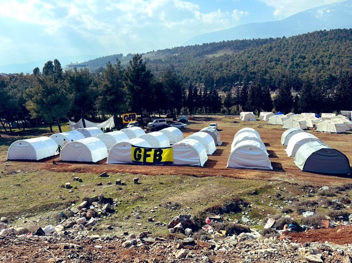İyi ki geldiniz... Şu cümleyi duymak bir insanı bu kadar mı derinden etkiler, masum 2-3 yaşında ki çocukların ellerine çikolata oyuncaklar vermek onlarla oyunlar oynayıp bir nebze de olsa güldüklerini görmek gülmelerini sağlamak gerçekten tarif edilemeyecek duygular... #hatay