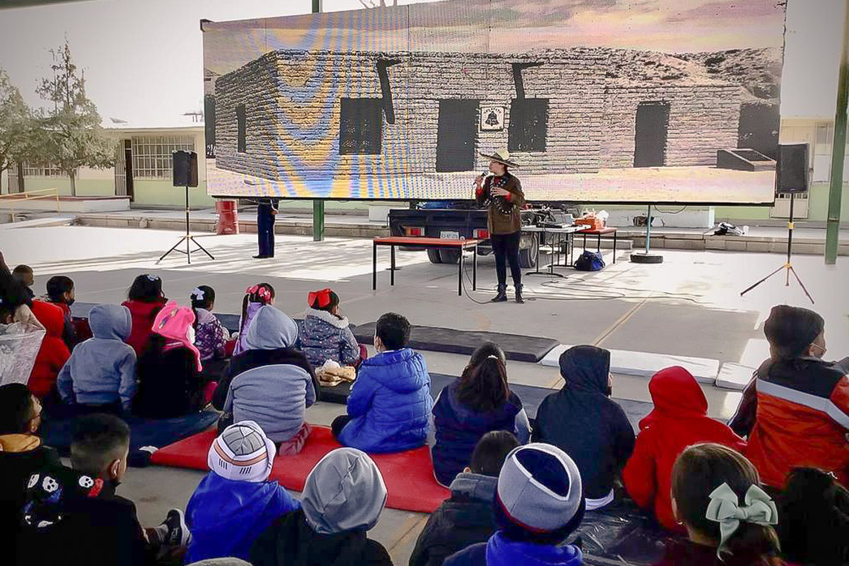 MunicipioJuarez's tweet photo. Con la visita del Museo Móvil a la colonia Tierra Nueva, más de 450 niños y niñas de la Escuela Primaria Tarahumara ya conocen de una manera distinta la riqueza de nuestros museos y lo divertidos que son. ¡Continuamos recorriendo la ciudad! 🏫 #IPACULT
#UnidosTransformemosJuárez https://t.co/BgVYJpqZeu