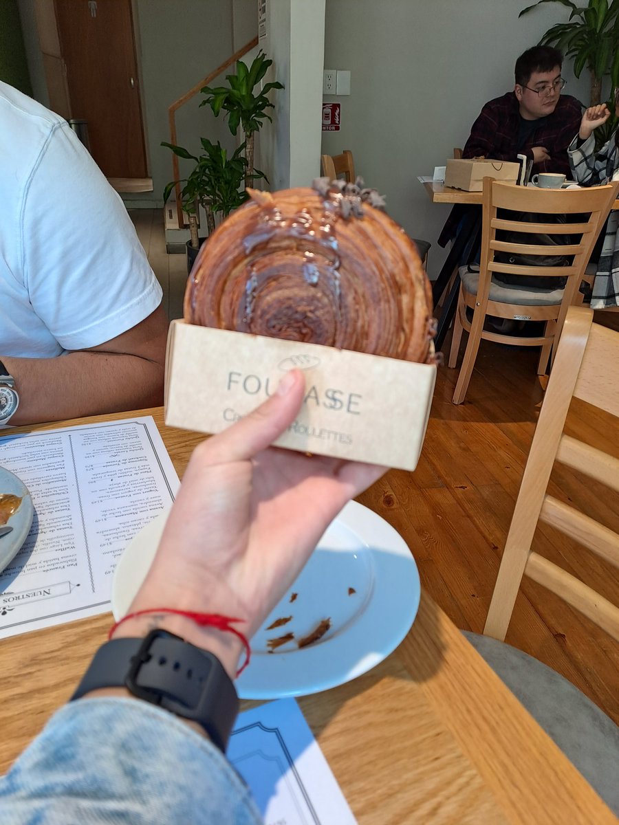 AComer9's tweet photo. Este famoso pan de Fougasse, probé el relleno de chocolate 🍫 y uuf! Tengo que regresar más temprano para probar otro sabor ¡Delicia! https://t.co/y20MDifG1E