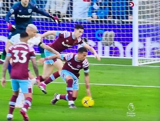 SpursPoland's tweet photo. Czyżby sędzia myślał, że gramy w siatkówkę 👀🤔 #TOTWHU #coys #penalty #spursmania #polandspurs #coys #spurs https://t.co/Kx0ajtBIxi