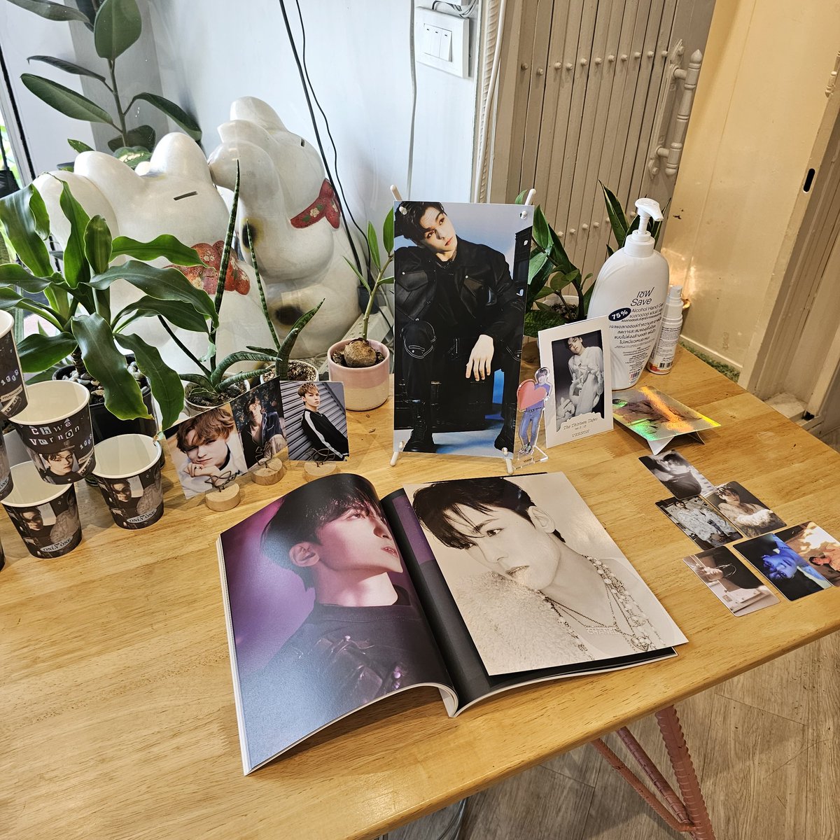 Levienes_'s tweet photo. คาเฟ่บี๋น่ารักมาก​🫠 ขอบคุณ​ผู้จัดและทุกคนที่มาแจก​ giveaway ด้วยนะคะ​ น้ำกับขนมอร่อย​มาก​ ๆ  #TheVernOnlyOne https://t.co/PQZ1yDg3uv