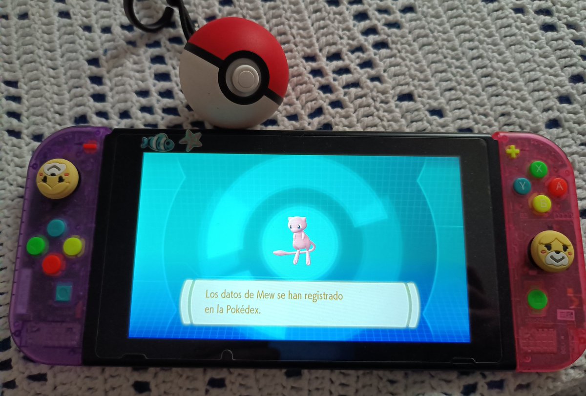 AkesGranada's tweet photo. Q flipada cuando he conectado la pokeball a la Switch y veo q empieza a sonar el Mew dentroooo!!! 😍🥰👏👏👏 #PokemonGO #Pokemon #Mew #PokeballPlus https://t.co/u7YIKtuicu